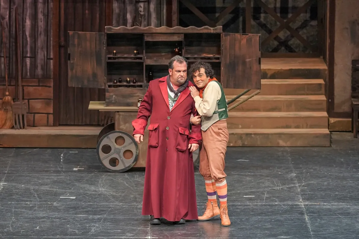 Şafak Güç as Dulcamara in Donizetti's L'elisir d'amore